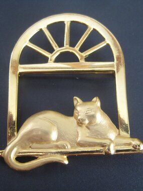 VINTAGE J.J. JONETTE DESIGNER GOLDTONE CAT IN WINDOW PIN 2 1/4" by 2"